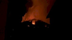 Alevlere teslim olan ev, küle döndü