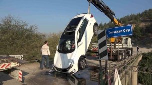 Amasya’da otomobil köprüden Tersakan çayına uçtu: 2 kız çocuğunu vatandaşlar kurtardı