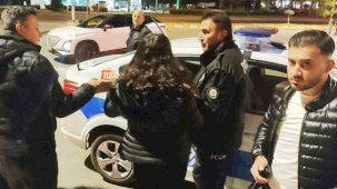 Anne ve baba, avukat kızlarını taksi durağına kilitledi