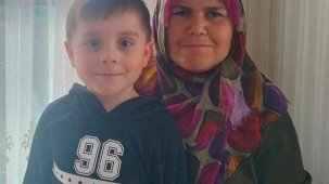 Annenin donarak, oğlunun düşerek öldüğü üzerinde duruluyor