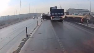 Araç sollamak isterken tırın önünde kaldı: 6 yaralı