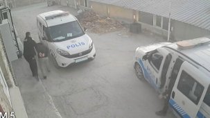 Araçla çarptığı kişiyi demir çubukla öldüren katil zanlısının yakalandığı anlar güvenlik kamerasında