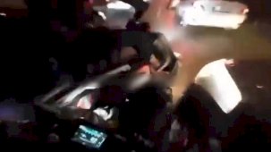 Araçların arasından hızla giden motosikletliye arkasından gelen motosikletli böyle çarptı