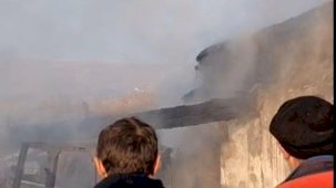 Ardahan’da korkutan yangın: 2 traktör ve ekipmanlar kül oldu