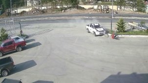 Artvin’de akaryakıt istasyonu çalışanına kamyonet çarptı