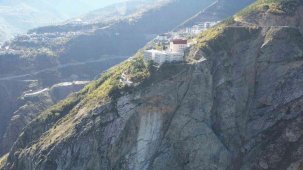 Artvin’de kaya kopması paniğe neden oldu: İki lise tahliye edildi