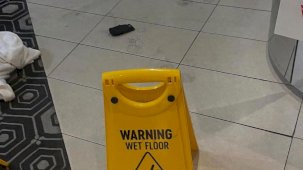 Avusturalya’da havalimanında cebindeki bataryası patlayan yolcu yaralandı