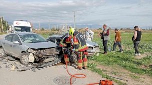 Balıkesir’de iki otomobil kafa kafaya çarpıştı: 3 yaralı