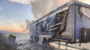 Bandırma karayolunda tır dorsesi alev aldı