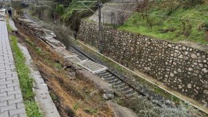 Bandırma’da tren yolu istinat duvarı çöktü