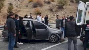 Batman’da trafik kazası: Sürücü bariyerlere çarpan araçta sıkıştı