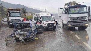Beton mikseri otomobille çarpıştı: 1’i çocuk 5 kişi yaralandı