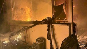 Bolu’da 2 katlı evin bir odası alev alev yandı