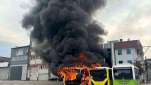 Bursa'da bakım için bırakılan otobüsler alev topuna döndü