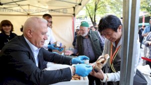 Bursa'da Dünya Cantık Günü'nde ücretsiz ikram edildi, yabancı turistler lezzetine hayran kaldı