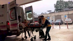 Bursa'da otomobil tırın altına girdi: 4 yaralı