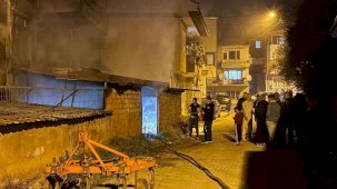 Bursa’da üç katlı binada çıkan yangın paniğe neden oldu