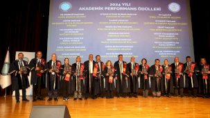 BUÜ’de 2024 Yılı Akademik Performans Ödülleri sahiplerini buldu