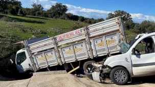 Çanakkale’de ticari araçla kamyonet çarpıştı; 2’si ağır, 5 yaralı