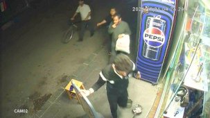 Çekirdek çitlerken telefonu çaldı: 