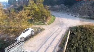 Çocuğun kullandığı otomobilin köprüden çaya uçtuğu kaza kamerada