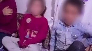 Çocuklarına kemerle işkence yapıp bir de cep telefonuyla kayıt altına aldı