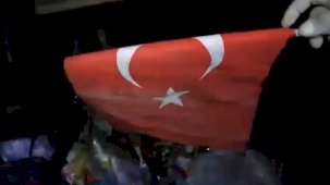 Çöpten buldukları Türk bayrağı yürek burktu