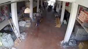 Depoya giren inek çalışanlara saldırdı: Vatandaşlar güçlükle kurtuldu