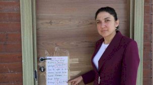 Depremzede öğrencilerin eğitim gördüğü kütüphaneye dadanan klima hırsızlarına not asıp 