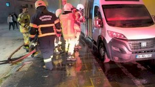 Diyarbakır’da itfaiye ekiplerinin karavan yangınına müdahalesi kask kamerasında