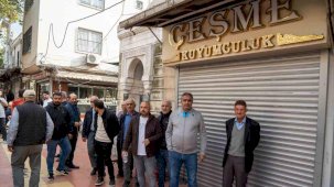 Dolandırıldıklarını iddia eden kuyumcu mağdurları dükkan önünde toplandı