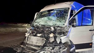 Edirne’de tıra çarpan panelvan hurdaya döndü