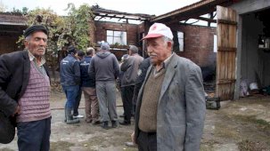 Evi yanan yaşlı çiftçinin biriktirdiği paralar ve eşyaları küle döndü