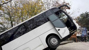 Facianın eşiğinden dönüldü: Tur otobüsü şarampole düştü