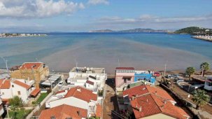 Foça’da sel suları denizin rengini değiştirdi