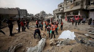 Gazze’de cenazeler mezarlıklara taşınıyor