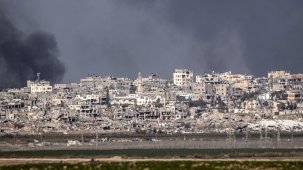 Gazze'de İsrail'in yıktığı iki evin enkazından 14 Filistinlinin cenazesi çıkarıldı