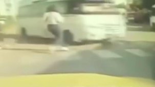 Genç kız ezilmekten son anda kurtuldu