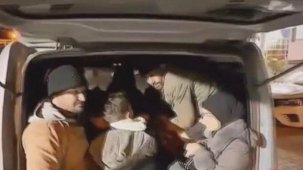Hafif ticari araca tıka basa doldurulan 13 göçmen yakalandı