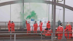 Hamburg limanını kapatan göstericiler, İsrail’e silah ihracatının durdurulması çağrısı yaptı