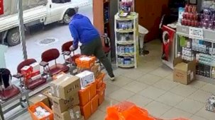 Hava almak için dışarı çıkan eczacının üzerine atladı: 