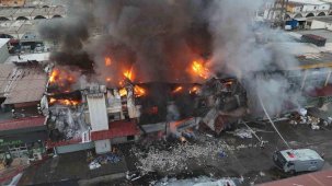 Hırdavat dükkanında çıkan yangını söndürme çalışmaları devam ediyor: Yangın, havadan görüntülendi