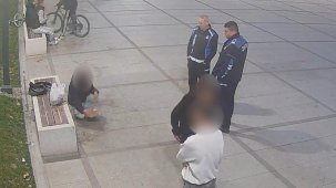 İnegöl’de uyarılara kulak asmayan gençler, temizlik yaptı