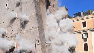 İtalya’da çöken Orta Çağ’a ait kule enkazında kalan işçi hayatını kaybetti