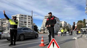 İzmir Konak’ta 30 farklı noktada dar alan uygulaması: 258 araca ceza kesildi