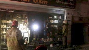 İzmir’de cep telefonu aksesuar mağazasında yangın