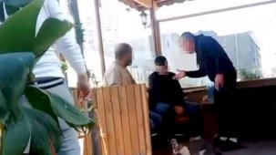 İzmir’de hırsızlık yaptığı öne sürülen taksi şoförüne darp