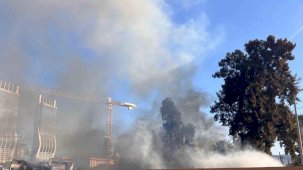 İzmir’de şantiyede yangın, gökyüzünü siyah dumanlar kapladı