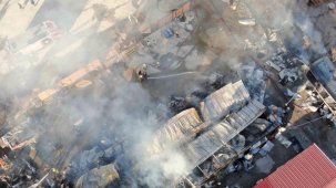 İzmir’deki yangında 5 konteyner ve 2 araç kül oldu