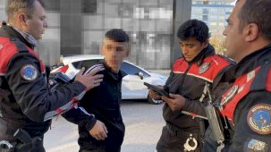 Jandarmadan kaçtı, kahve içerken polise yakalandı